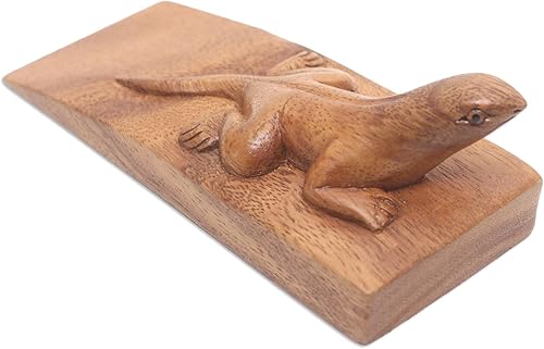 NOVICA Tope de puerta de lagarto de madera de Suar tallado a mano marrón, 'Handy Gecko In Brown'