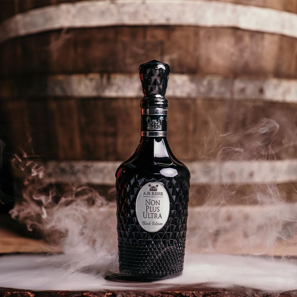 A.H. Riise Non Plus Ultra Black Edition | Premium Spirituose auf Rumbasis | Edles Design | Angenehmer, lieblicher Geschmack | 700 ml | 42% Vol