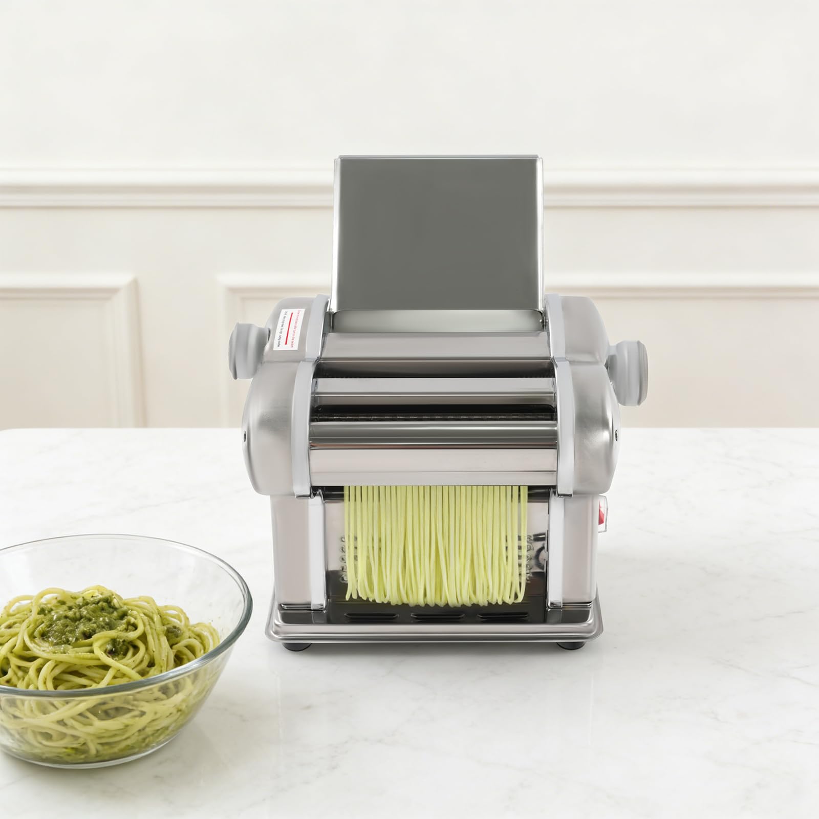 Elektrische Nudelmaschine 135W Edelstahl mit 8 Dickenstufen, 2 Klingen | 1,5 & 4mm Klingen, 8 Dickenstufen 0,5-4mm, verbesserte Motorabdeckung, 4 rutschfeste Füsse, für hausgemachte Pasta