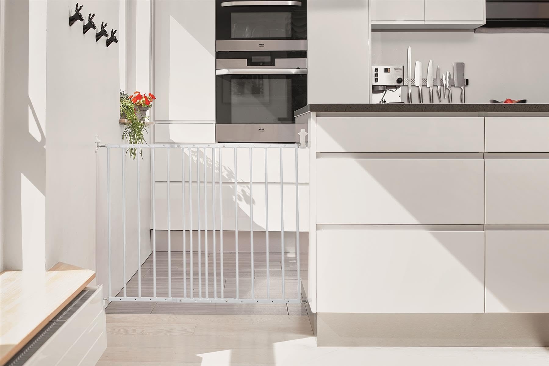 Safetots Barrière d'escalier extra étroite, blanche, 56,5 cm – 81,5 cm, barrière de sécurité pour tout-petit, barrière de sécurité pour bébé