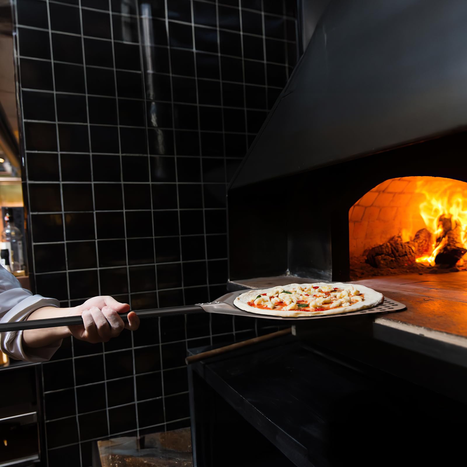 Pelle à Pizza Perforée, 12 Pouces Pizza Paddle en Aluminium Anodisé Dur avec Long Manche Détachable pour Soulever des Pizzas et des Produits de Boulangerie pour le Four, Longueur d'emballage: 42 cm
