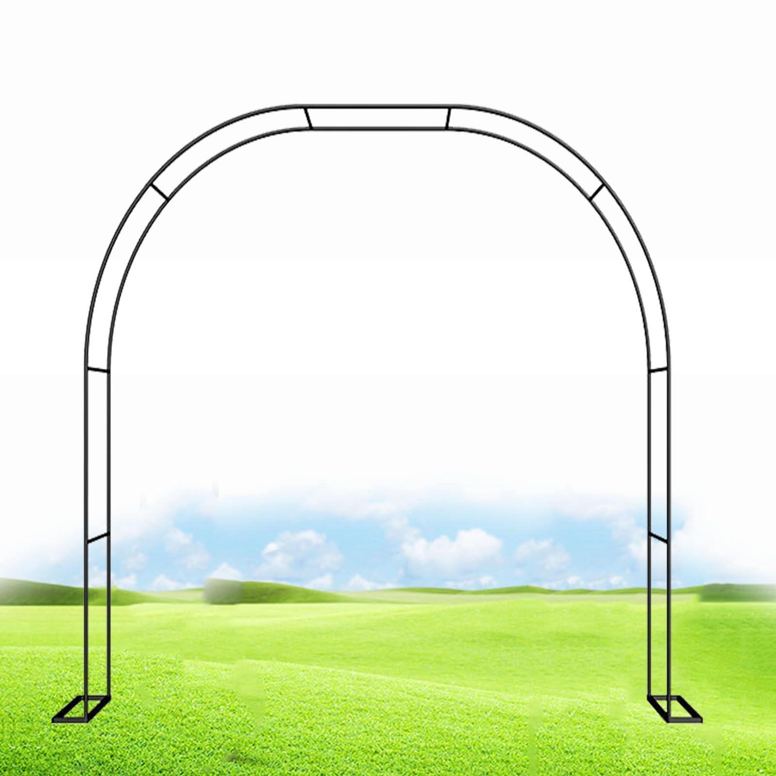 Arche de jardin en métal noir pour créer une allée de rosiers romantiques au cœur du potager