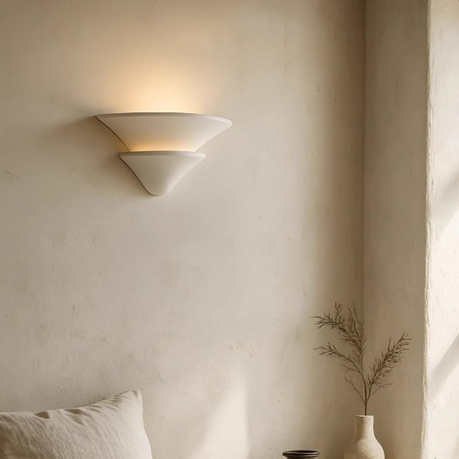 Nowoczesna lampa ścienna do wnętrz z białego tynku 3000 K, styl wabi-sabi, idealna do sypialni, salonu, balkonu lub klatki schodowej.