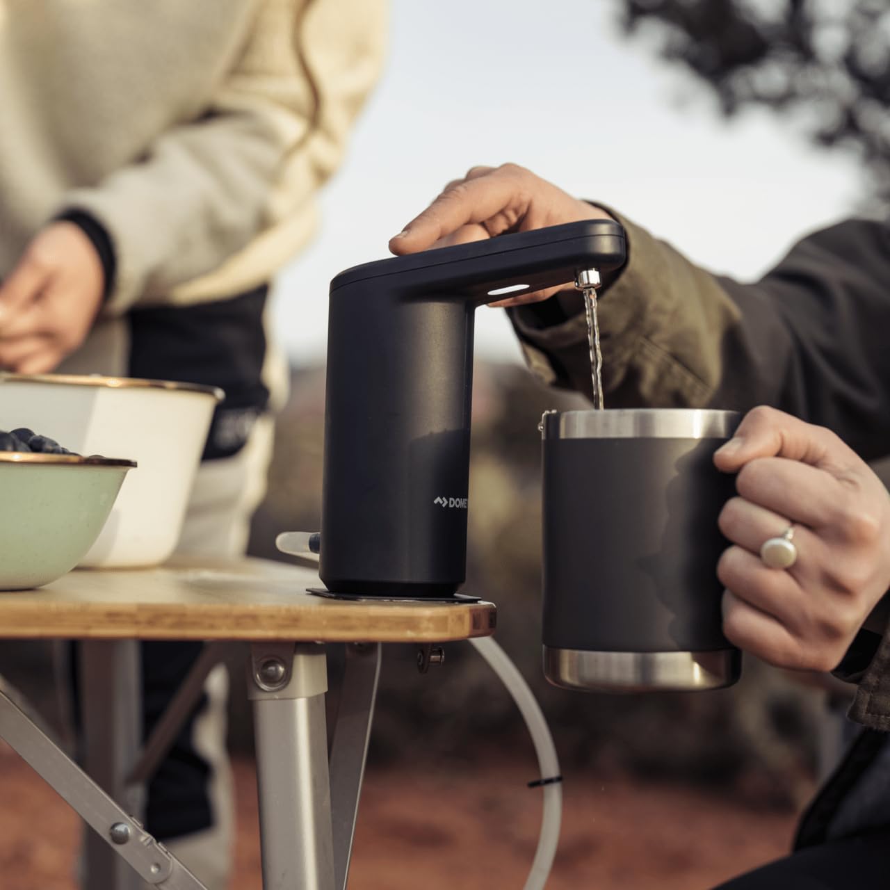Dometic Go Hydration - Grifo de Agua Portátil Autoalimentado - con Bomba y Batería - Dispensador Eléctrico de Agua para Acampadas y al Aire Libre