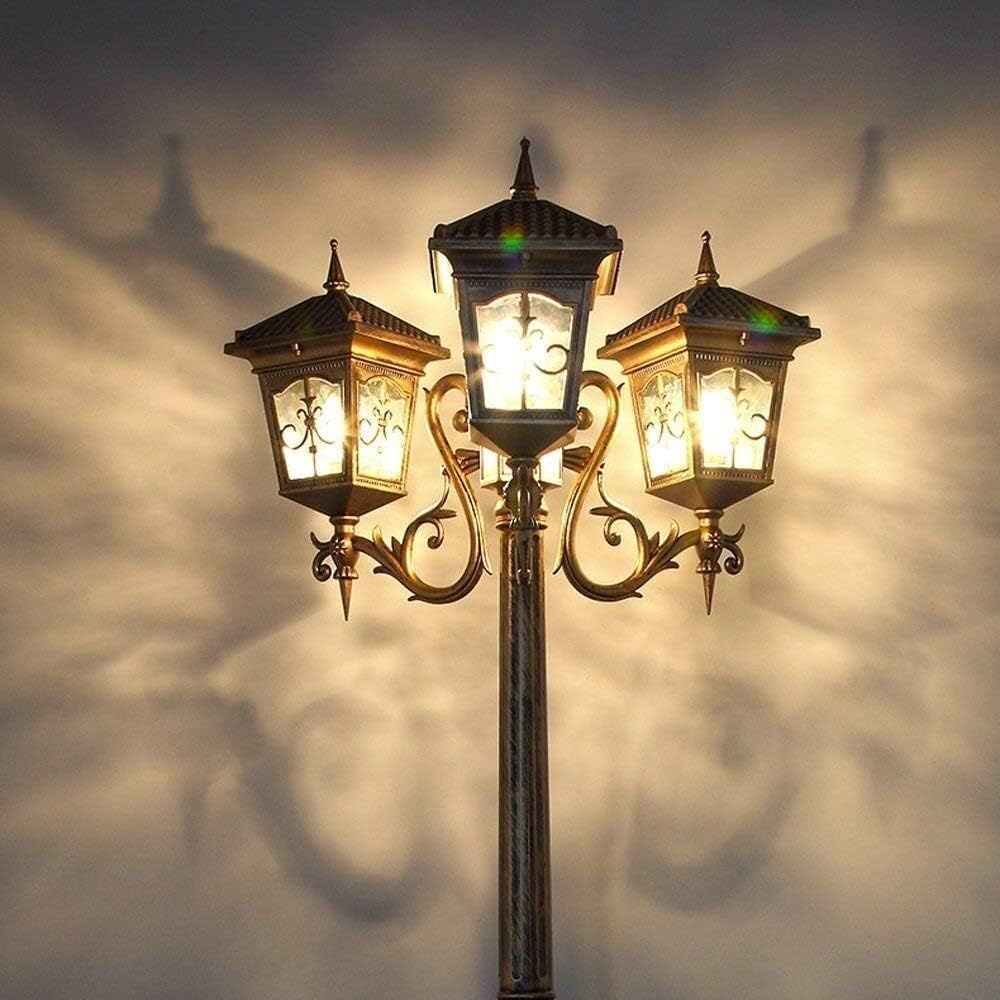 Lampadaire haut rétro en verre noir étanche pour sécuriser et embellir l'entrée de votre propriété