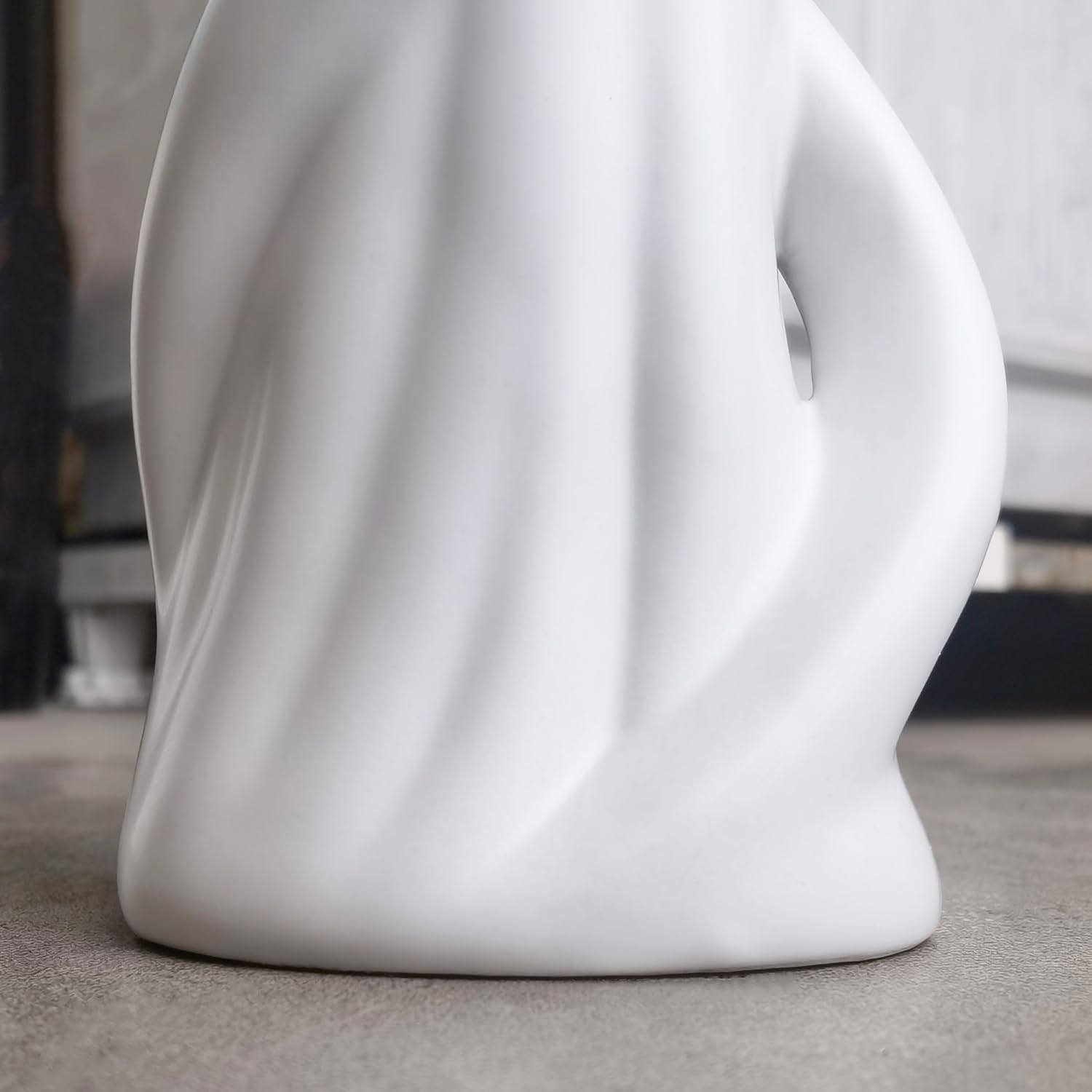 Scultura Romantica in Ceramica Bianca, Statuette Decorative Casa, Soprammobili Moderni, Regalo Sposi, Arredo Moderno - Regalo Anniversario Matrimonio Figure