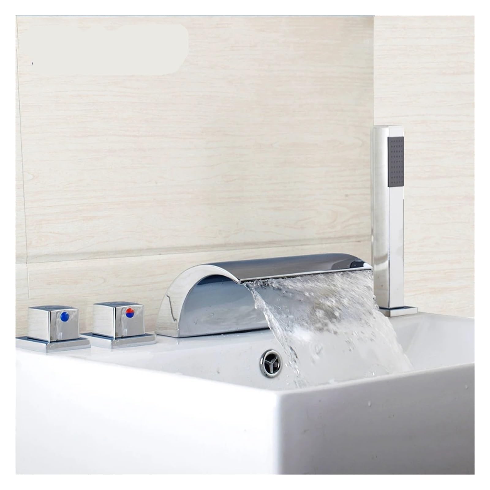 Robinet de baignoire cascade de salle de bains chromé sur plage avec douche à main