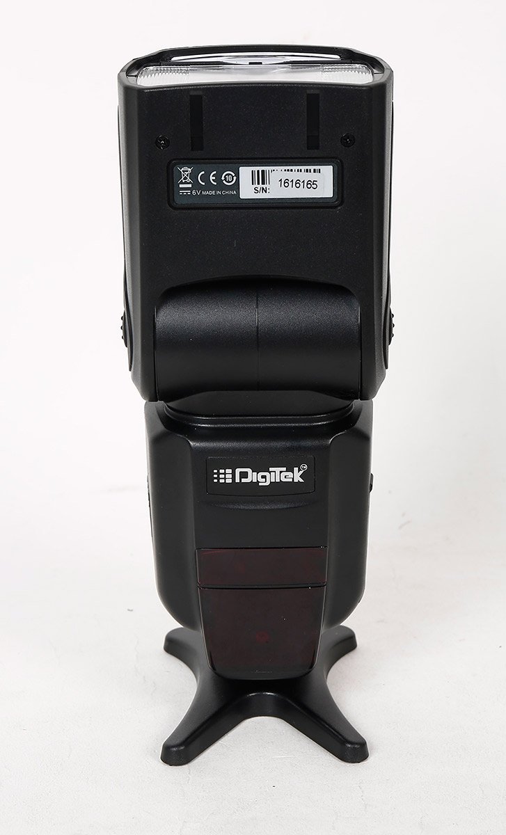 belakang view of Digitek DFL-200T PRO-089IRT-C Flash showing battery compartment and serial number