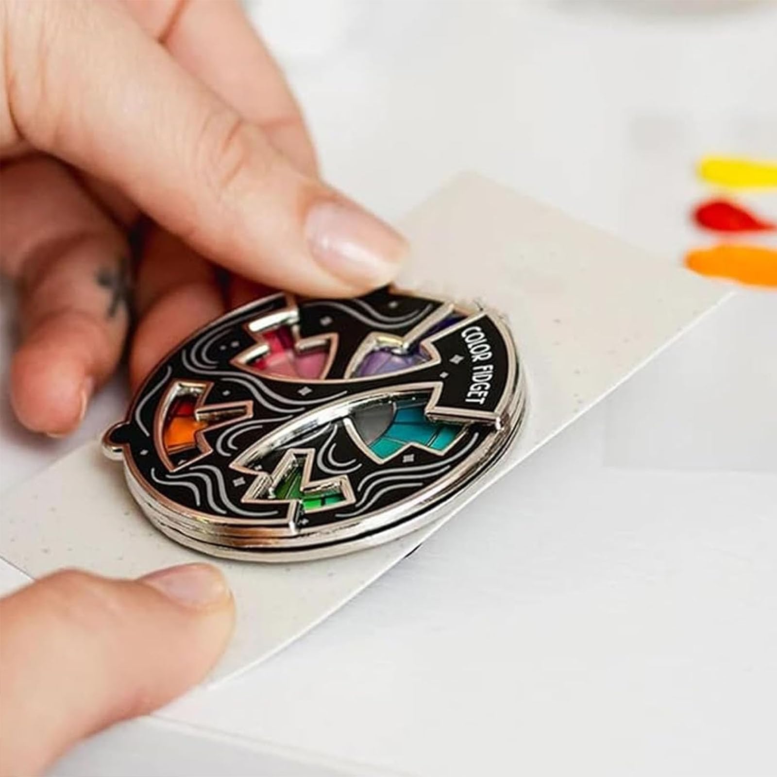 Roue Chromatique Émaillée – Broche 3-en-1 (Porte-Clés, Aimant) – 20 Couleurs – Outil Fidget Pour Artistes