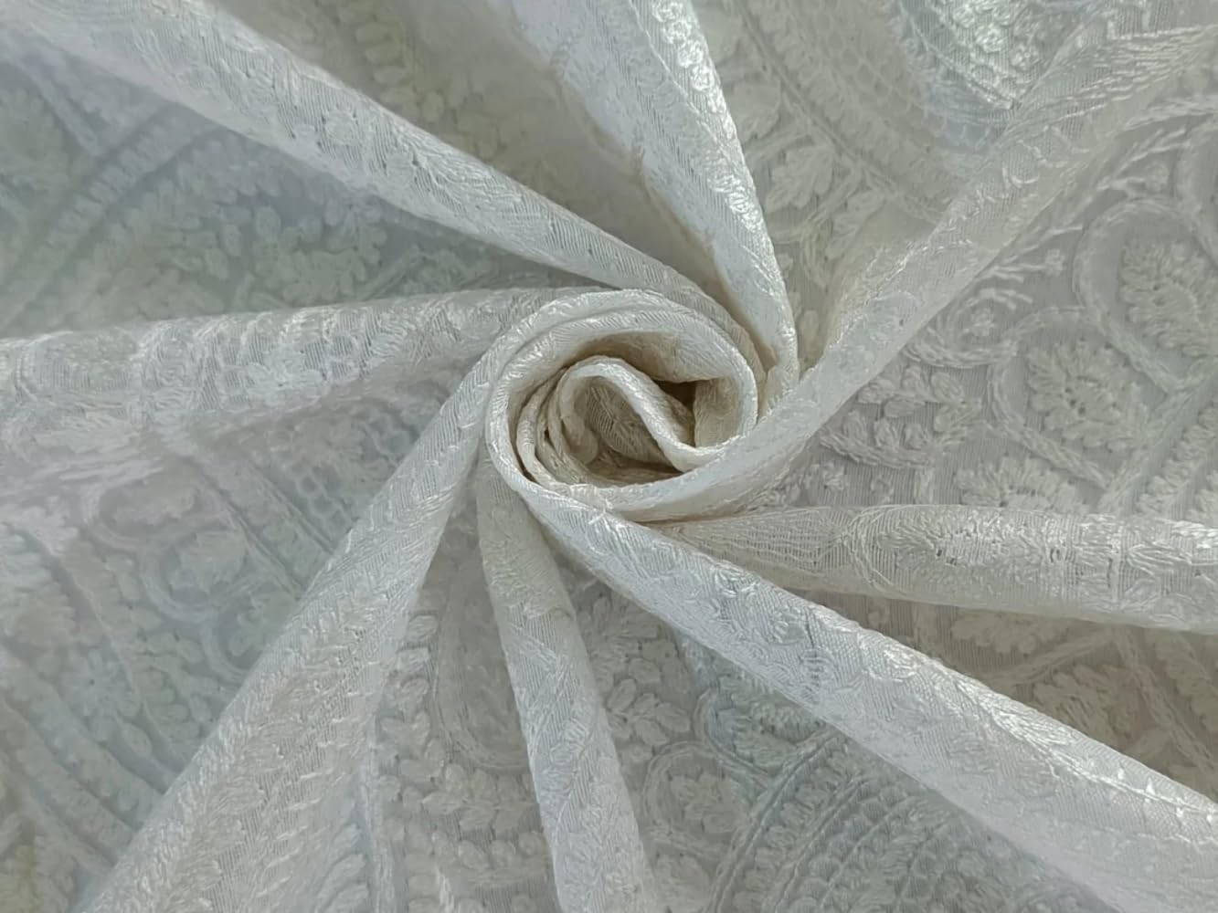 Coton brodé blanc 112 cm de large EMB 3 pour vos robes d'été et blouses légères