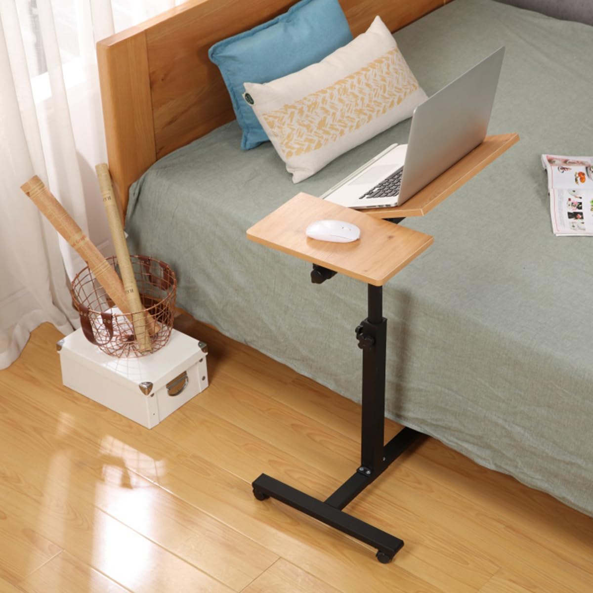 HUOLE Table d'appoint à roulettes, pour lit et canapé, Réglable en Hauteur, Plateau inclinable, Couleur Bois -60 * 34,5 * 58-90 cm (Couleur Bois)