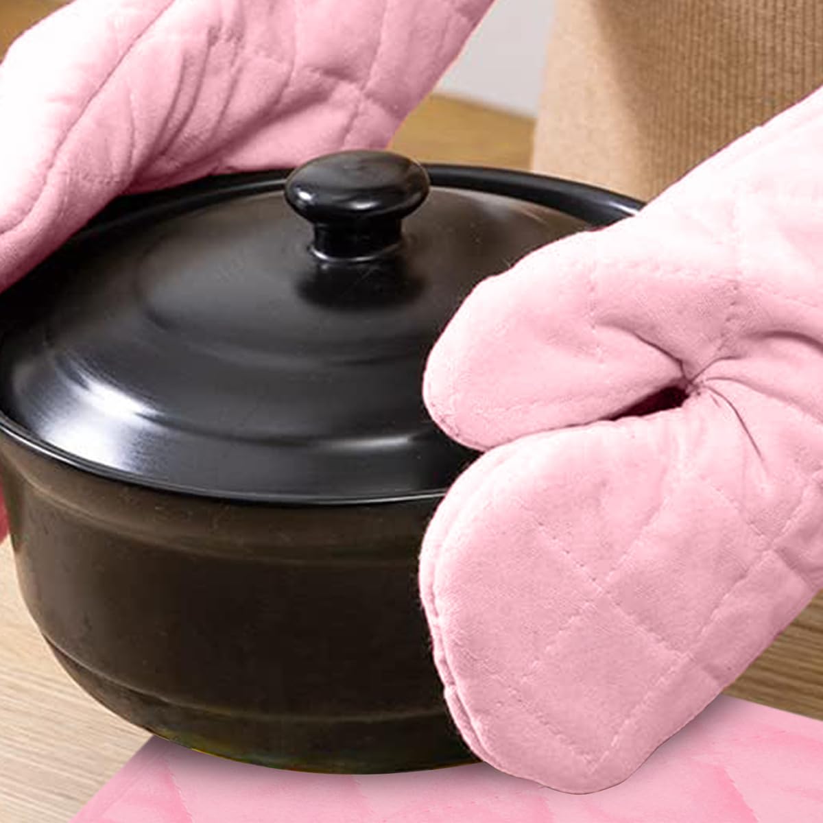 Set di 4 guanti da forno e presine rosa resistenti al calore (2 guanti + 2 imbottiture), in poliestere trapuntato a doppio strato, accessori da cucina per cottura e cottura