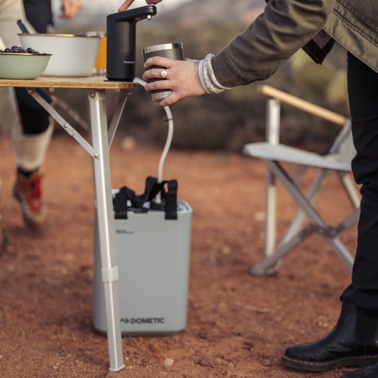 Dometic Go Hydration - Grifo de Agua Portátil Autoalimentado - con Bomba y Batería - Dispensador Eléctrico de Agua para Acampadas y al Aire Libre