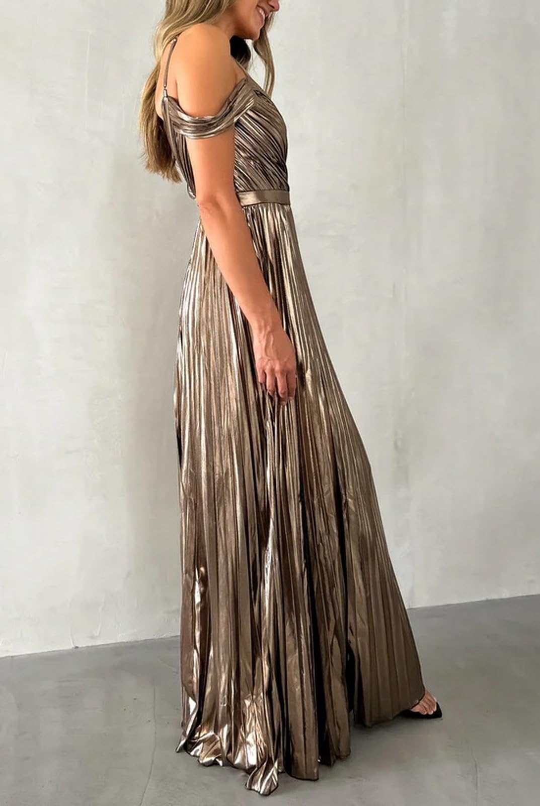 Vestido Largo Plisado Dorado con Escote en V Profundo sin Mangas metálico
