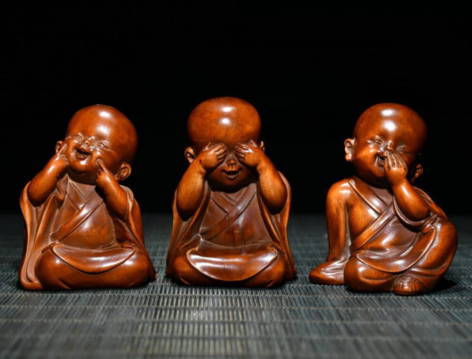 Trois Jeunes Moines en buis sculpté à la main, artisanat traditionnel d'exception pour bureau