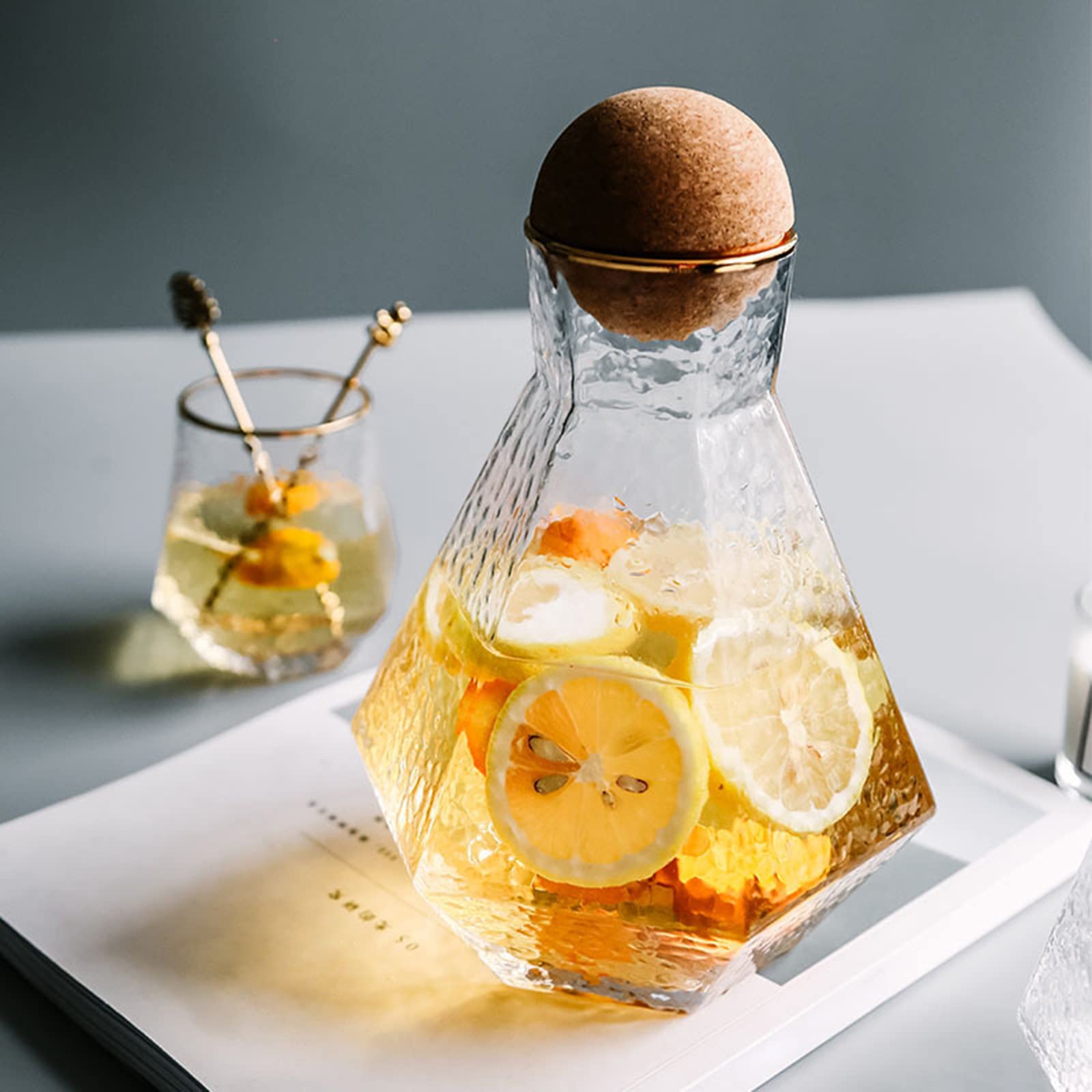 Carafe à eau et verre de chevet vintage de 1,3 l avec 2 gobelets en verre pour table de nuit, carafe élégante pour bain de bouche et pichet à eau pour ranger les boissons, blanc