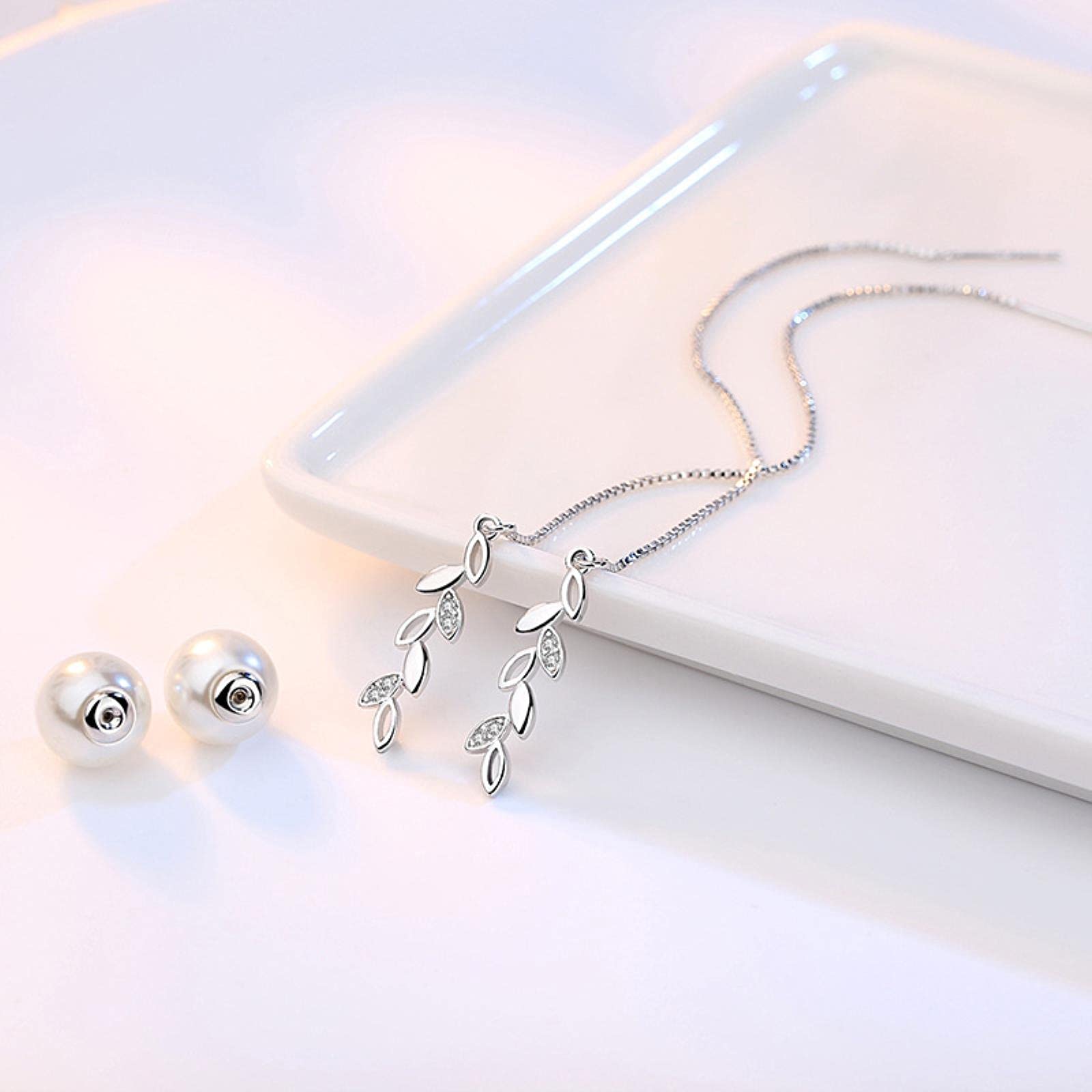 Set di gioielli con orecchini e collana con ciondolo a forma di