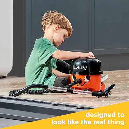 Miniatura 4 de Casdon Henry & Hetty Toys - Aspiradora Henry - Juguete rojo de limpieza al vacío con función real y accesorios de boquilla, juego de limpieza para