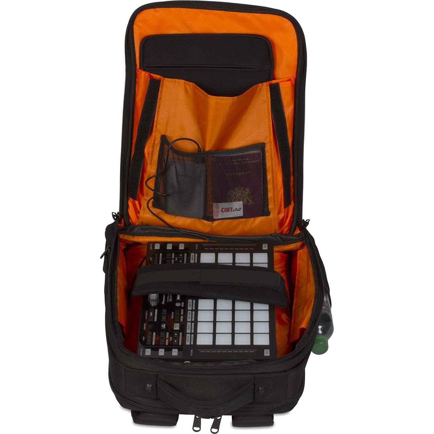 UDG Ultimate Backpack Slim Schwarz, innen Orange (U9108BL/OR) | 17-Zoll-Laptop und Controller in einer Tasche transportieren; wasserabweisendes Nylon; gepolsterte Fächer; Organizer