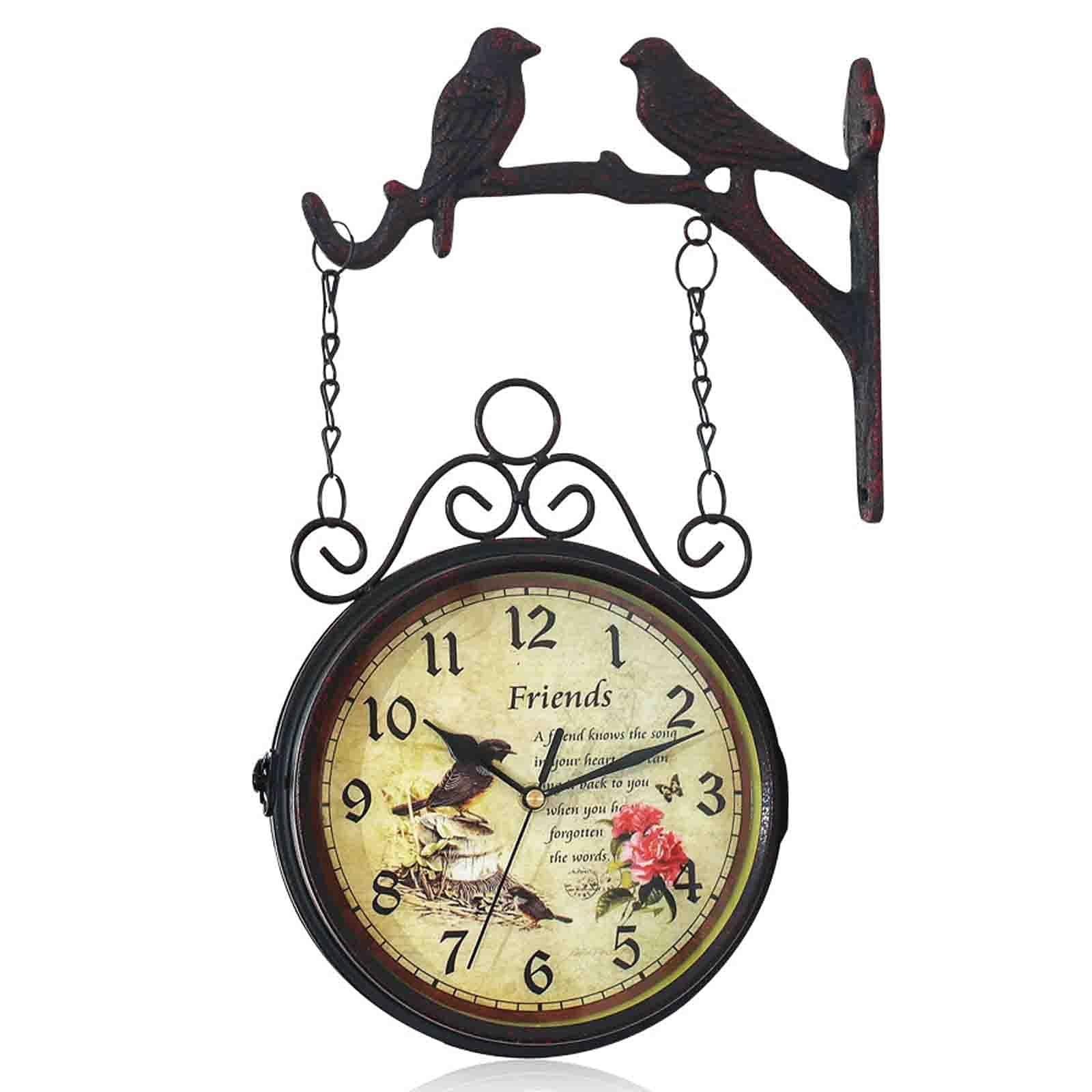 Horloge de gare suspendue au lustre pour sublimer la décoration murale du salon rétro