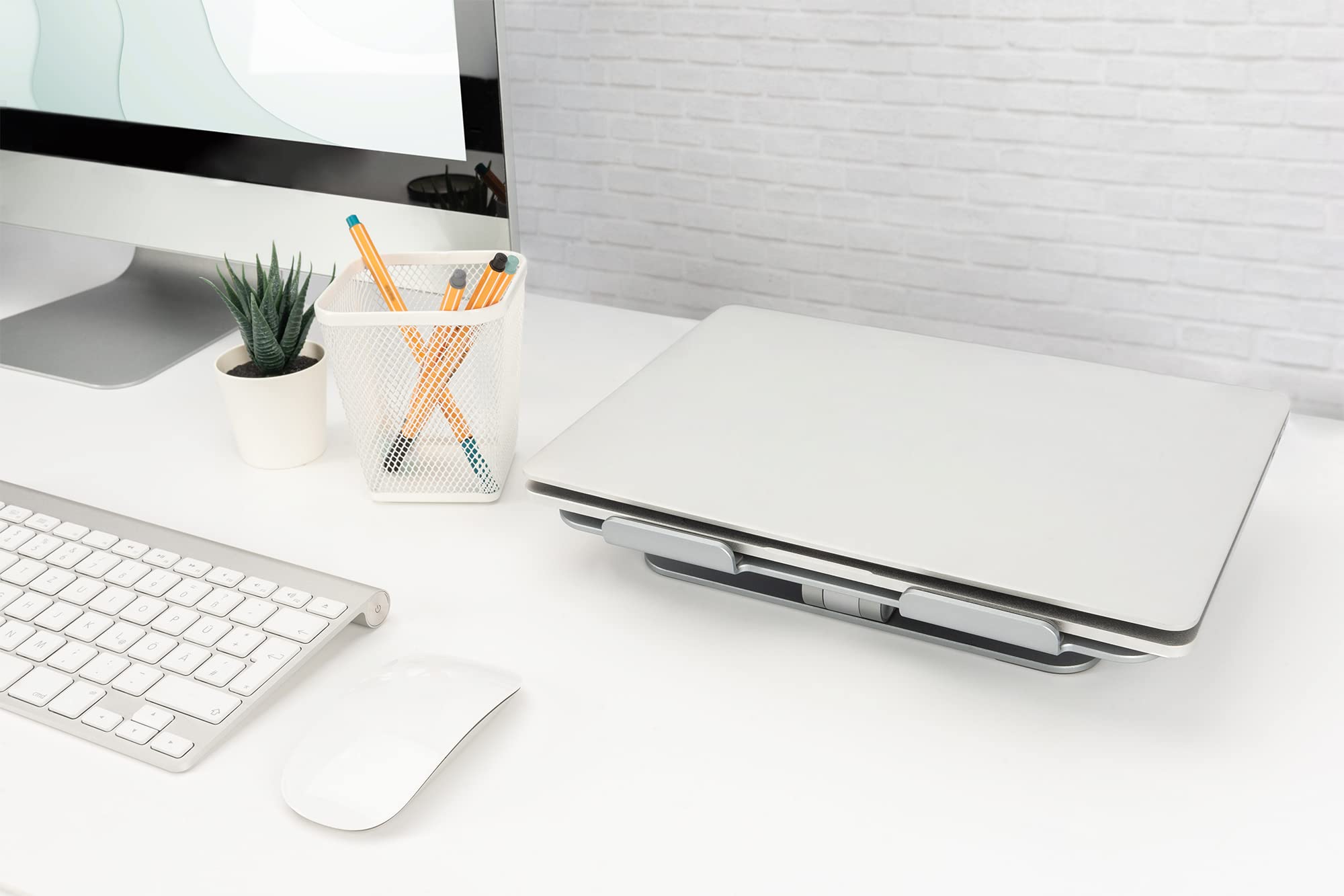 DIGITUS Supporto per notebook con funzione Hub USB-C 3 USB 3.0, 1 4K HDMI, 1 RJ45, 1 ricarica PD