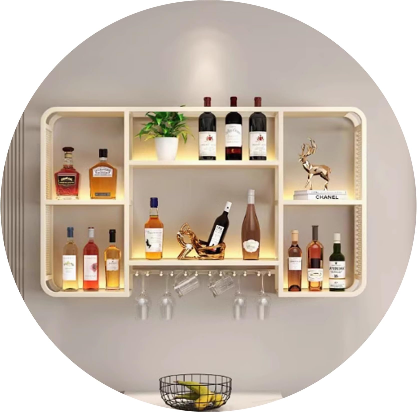 Étagère de rangement pour le vin flottante dans un salon ou un bar maison