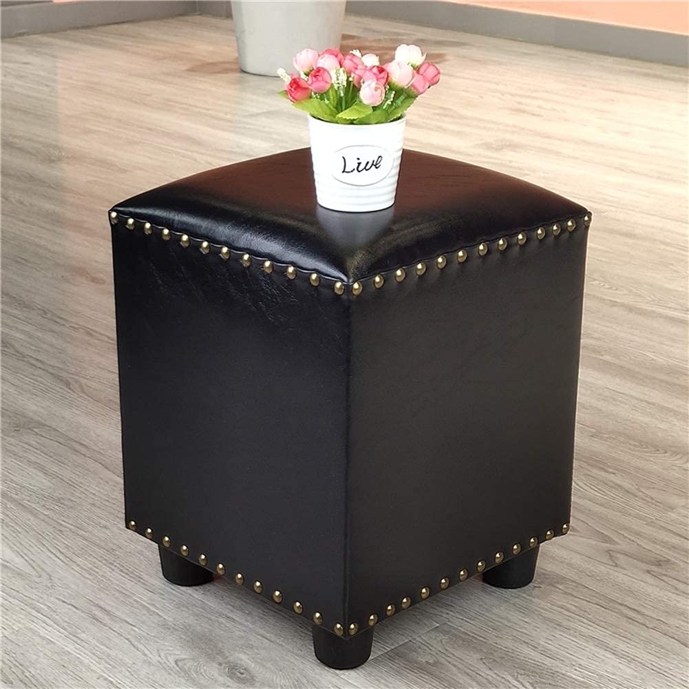 Pouf repose-pieds en cuir autour de la table basse du salon