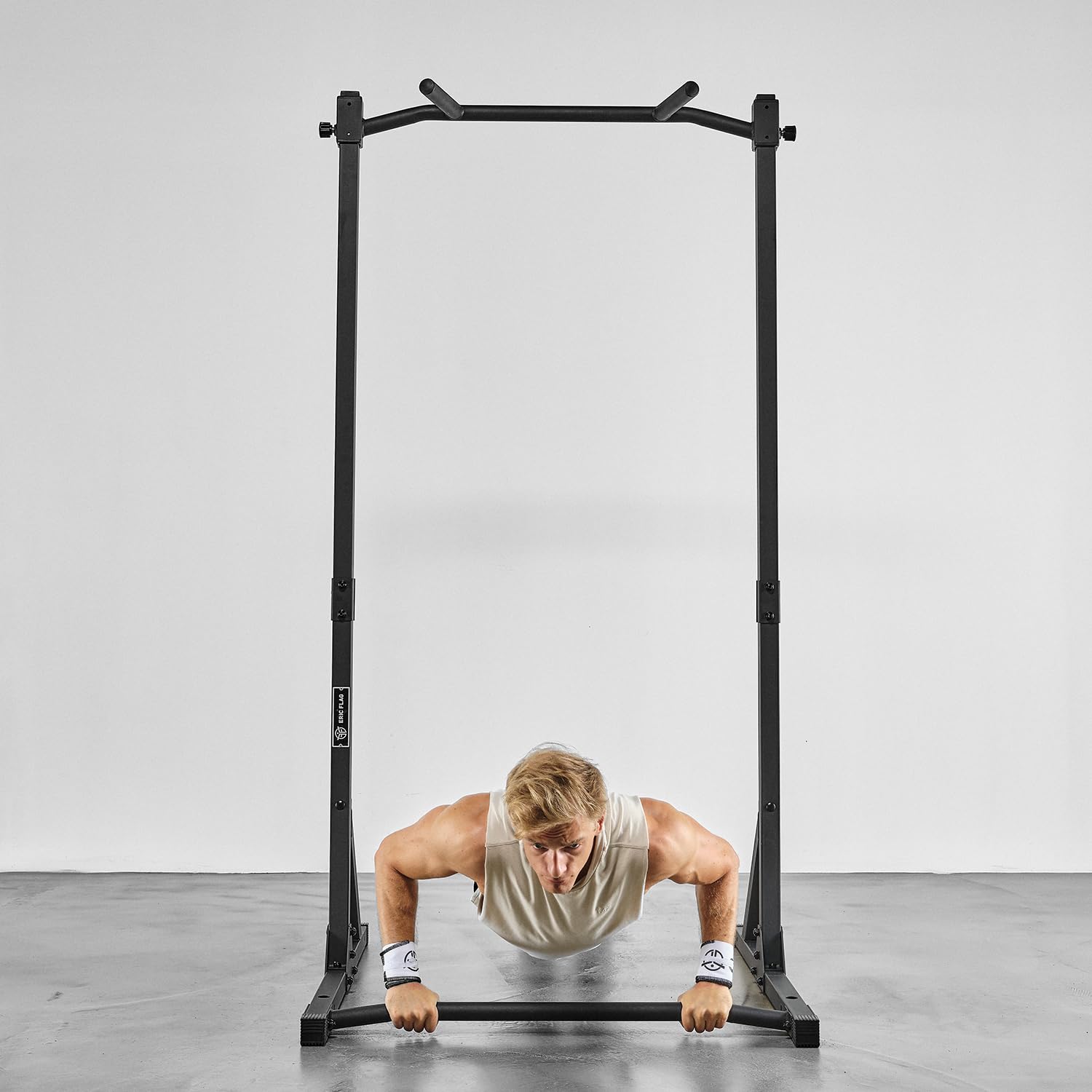 Eric Flag - Barre de Traction Réglable de 105 cm à 210 cm pour la Musculation, Calisthenics, Home Gym - Barre de Traction sur Pied et Sans Fixation en Acier, Supporte Jusqu’à 300 KG de Charge