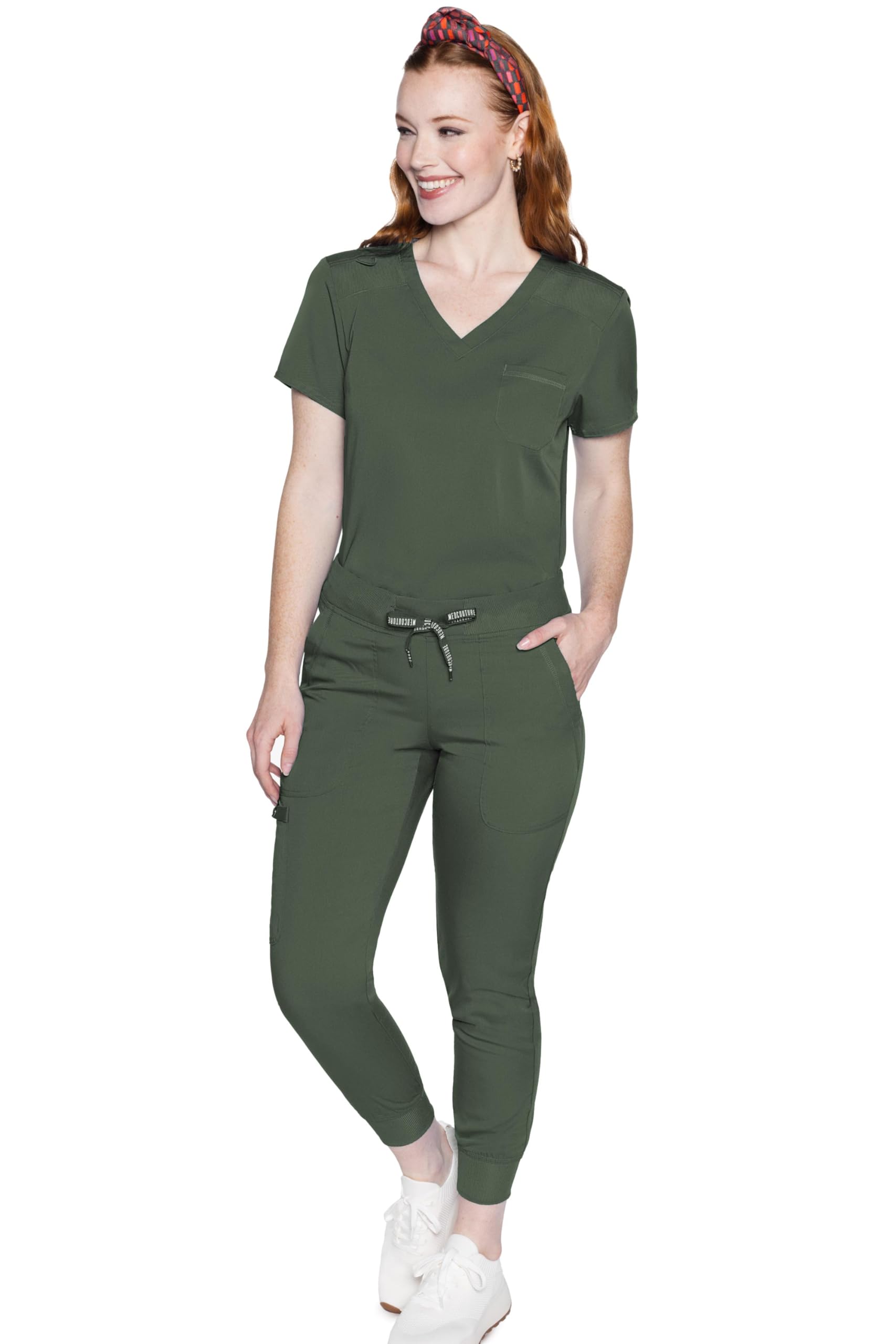 Med Couture Conjunto de uniforme médico para mujer con cuello en V MC7448 y pantalones elásticos en 2 direcciones 7710, verde oliva, camiseta XL / pantalón XL