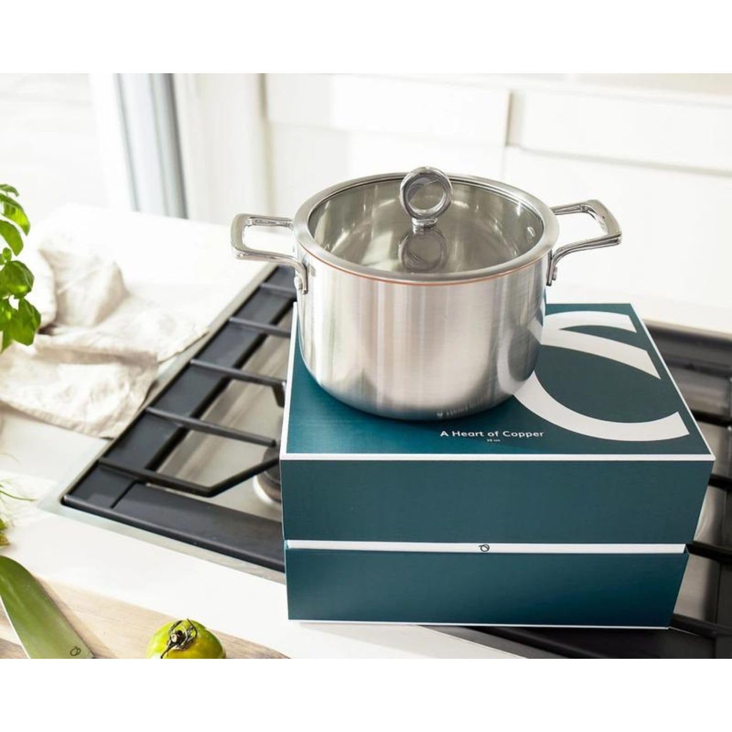 Olavson Stielkasserolle 24cm mit Kupferkern, Induktion, Deckel aus Glas, unbeschichtet, Schüttrand, Edelstahl mit Kupferkern in 5-Schicht System, Soßentopf, alle Herdarten
