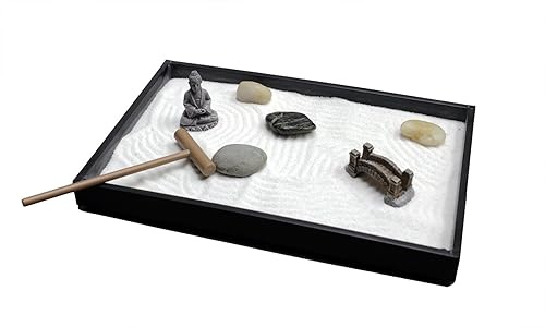 Miniatura 6 de Kit de jardín zen mini de Nature's Mark para escritorio con rastrillo, arena blanca, figura de Buda, figura de puente y rocas de río, base