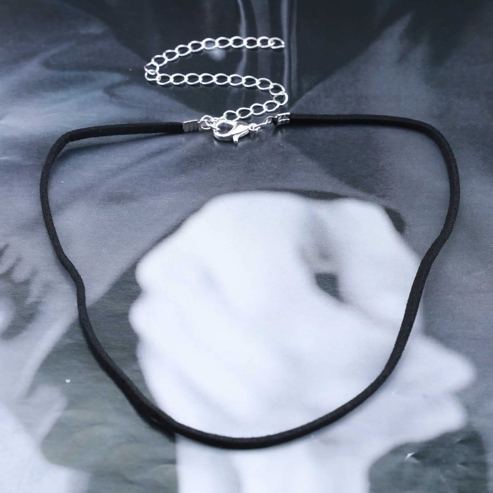 Allereya Collana girocollo in pelle a strati bohémien, girocollo in pelle scamosciata nera, girocollo punk velluto nastro collana girocollo catena geometrica V collana gioielli per donne e ragazze