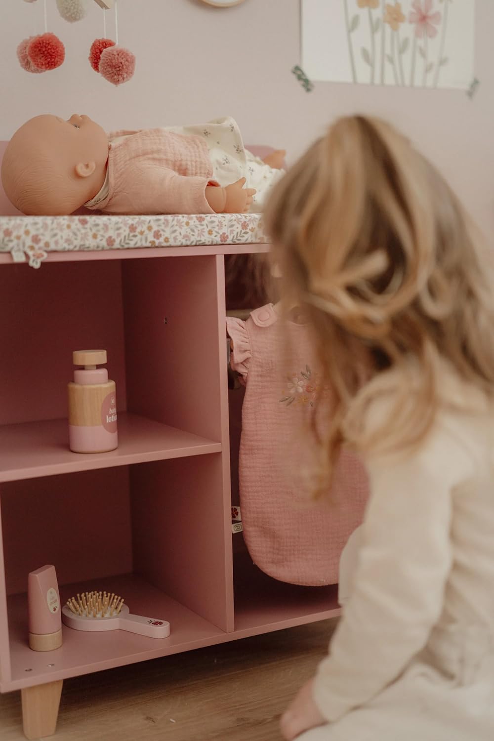 Little Dutch Puppen-Wickeltisch Wickelkommode mit Mobile und viel Zubehör für Babypuppe Puppe - rosa
