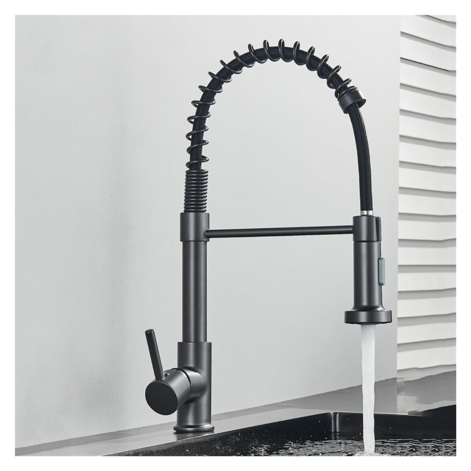 Robinet de cuisine noir mat et touches dorées avec douchette extractible pour évier design