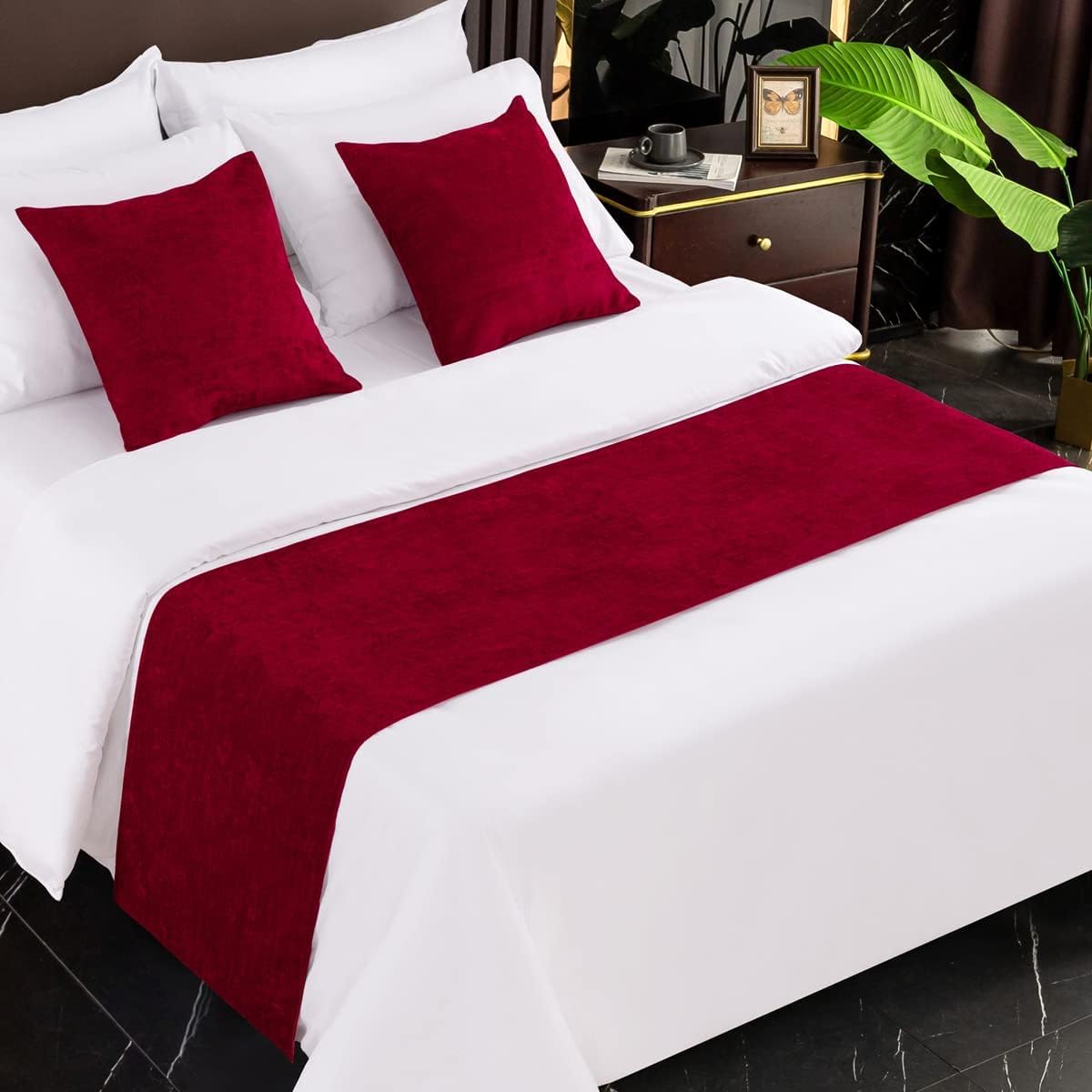 Chemin de lit en velours bordeaux pour ambiance cocooning hôtel à la maison avec taies