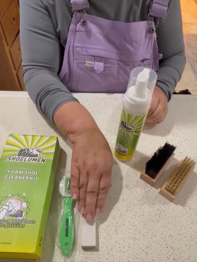 Kit limpiador para zapatillas con 2 cepillos y toalla miniatura 7
