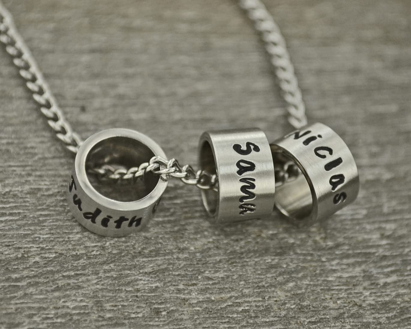 Personalisierte Halskette mit 3 Gravur-Anhängern aus Edelstahl – Individuelle Kette mit Wunschnamen & Datum – Lederband oder Edelstahlkette – Handgefertigt – Geschenk für Damen & Herren