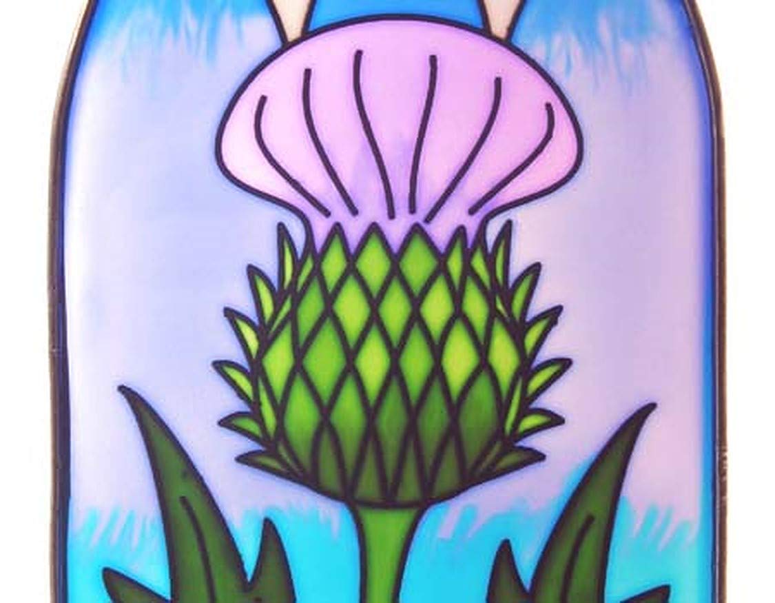 Royal Tara Gothic Glasmalerei | Irische Handbemalte Glasfensterscheibe | Sonnenfänger mit Schottische Distel Thistle