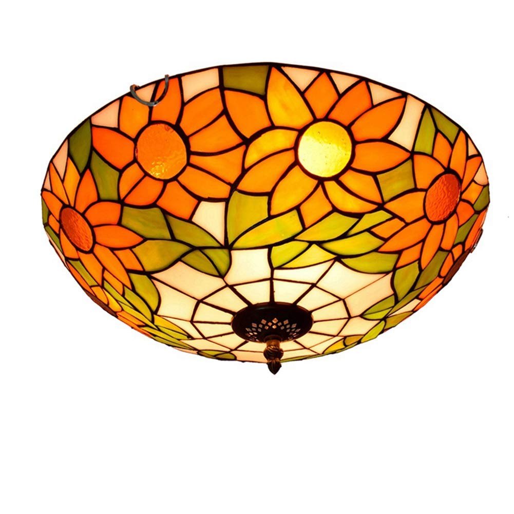 Plafonnier Tiffany en verre teinté contre l'ambiance froide du salon
