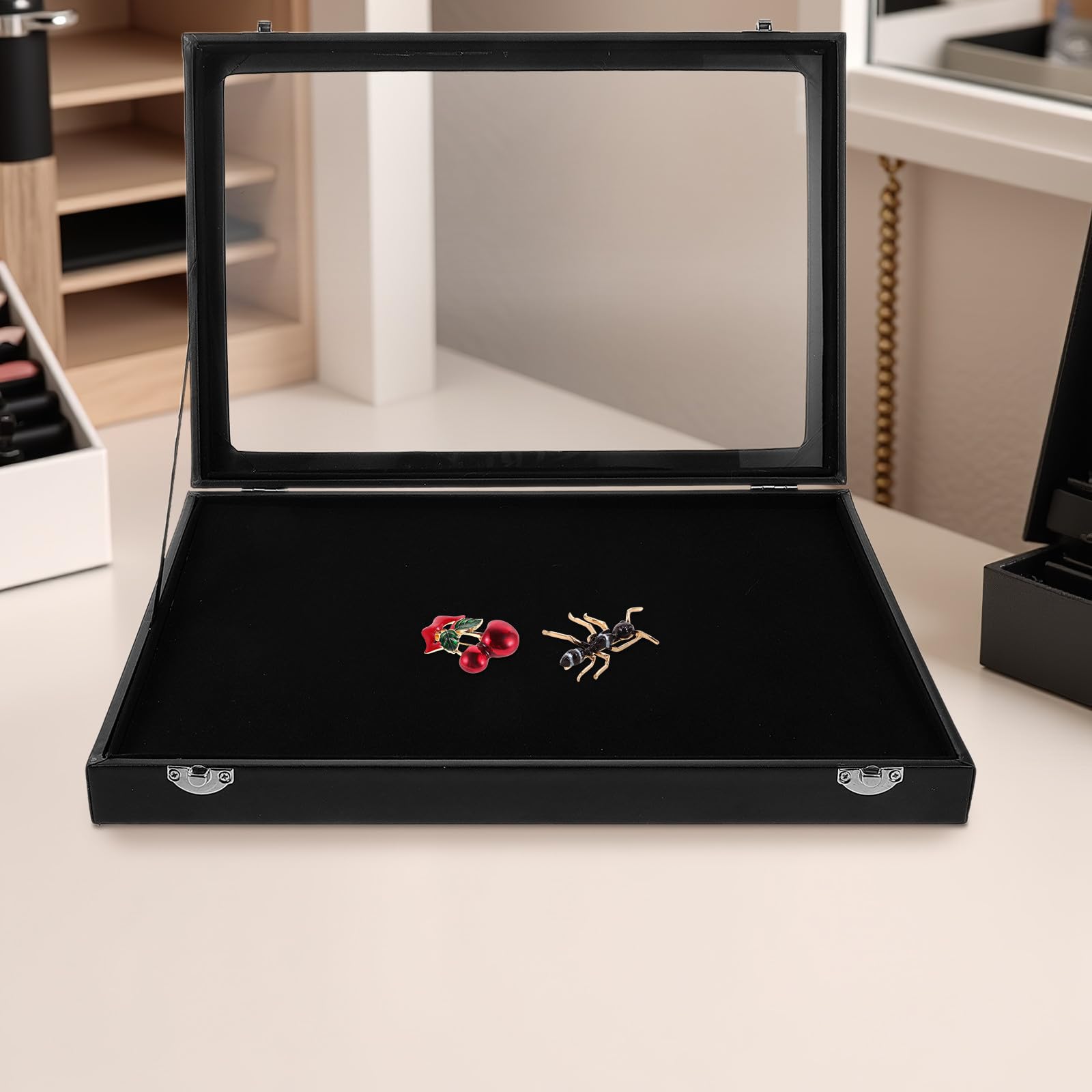 Elegantes Schwarzes Emaille Pin Wand und Tisch Display aus Acryl und Holz mit Ständer zur Präsentation und Sammlung von Anstecknadeln