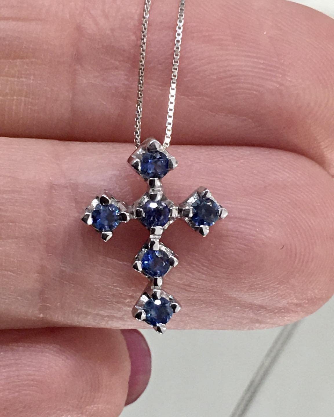 Collana girocollo da donna in oro bianco 18kt con croce cm 1,5 di zaffiri veri naturali taglio a brillante