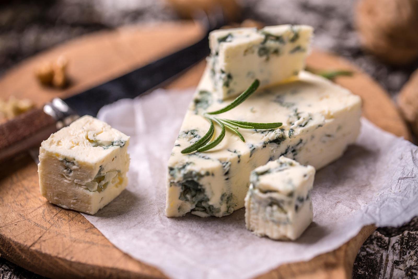 Roquefort Société Schafskäse AOP - 6x 100g - französischer Blau-Schimmel-Käse, cremig und aromatisch, Edel-Pilz-Käse, solo zu Wein, als Topping von Pizza oder zum Überbacken