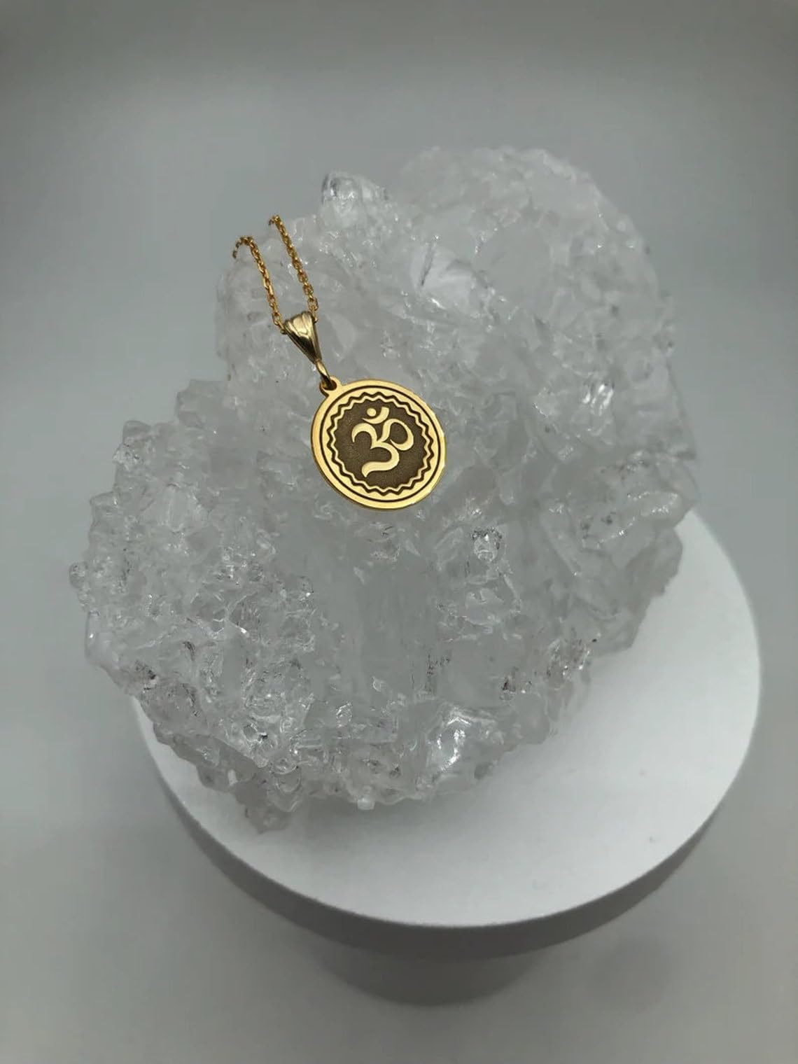 LKBEADS Collana in argento sterling 925 da 22 mm | catena da 18 pollici | ciondolo inciso om per meditazione yoga amante om minimalista spirituale minuscolo donna | placcatura in oro | L_01824