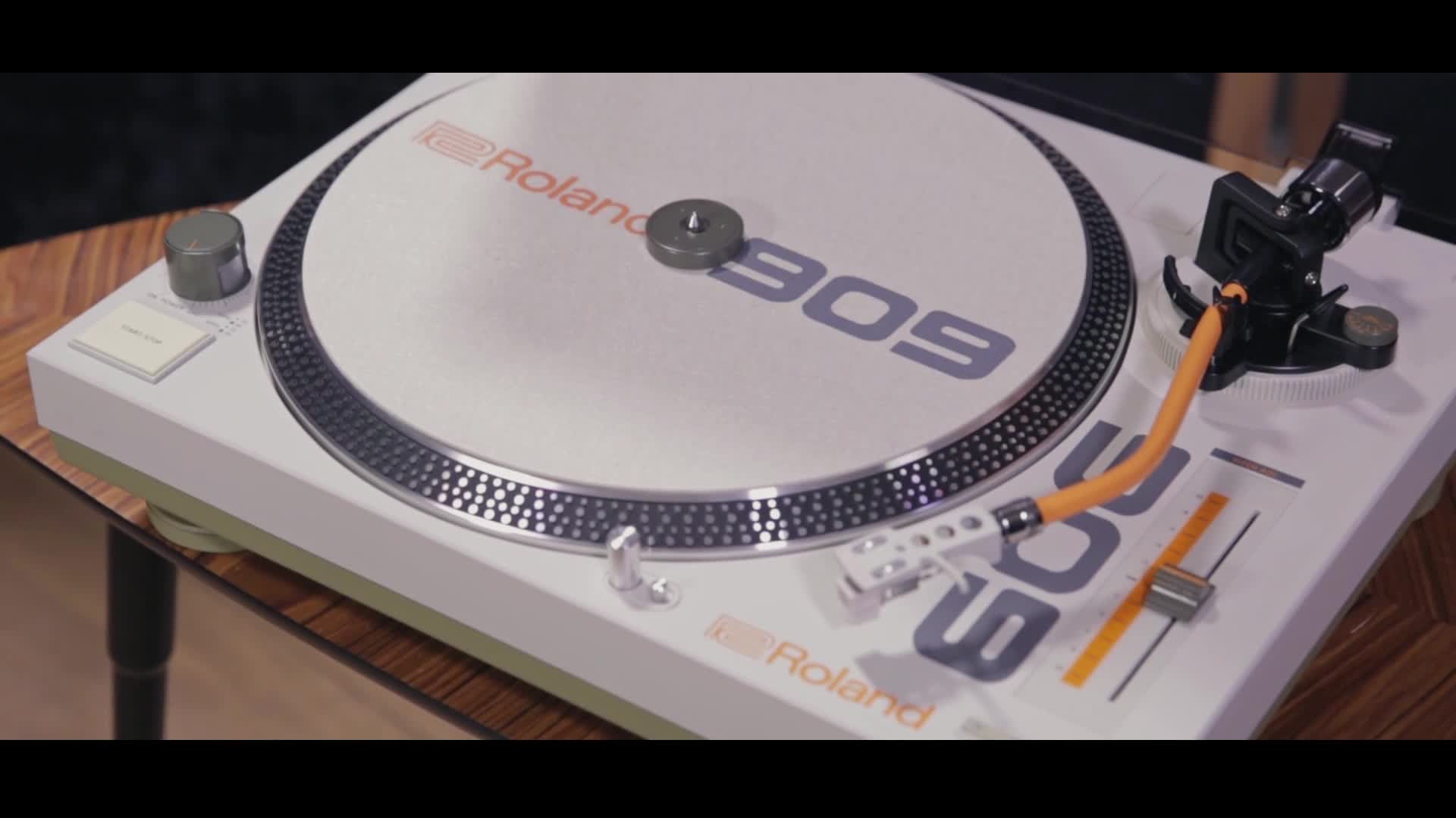 Roland TT-99 - Tocadiscos de 3 velocidades 909 edición especial
