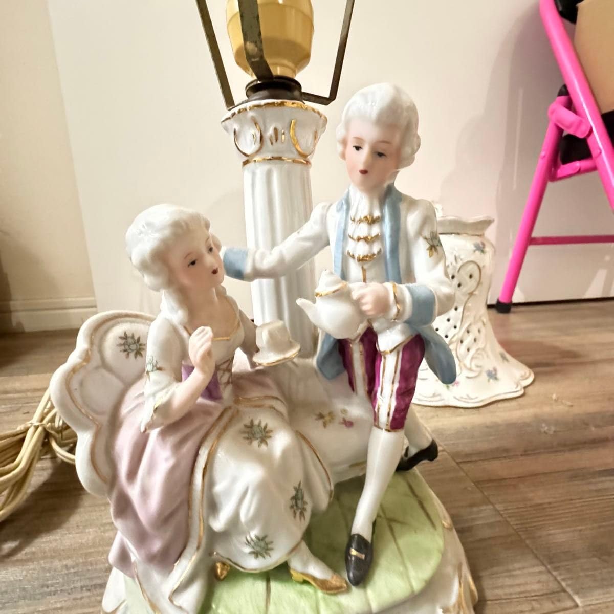 ★sale【美品】西洋貴族の陶器製　電気スタンド　ランプ　白地 sale【美品】西洋貴族の陶器製 電気スタンド ランプ 白地