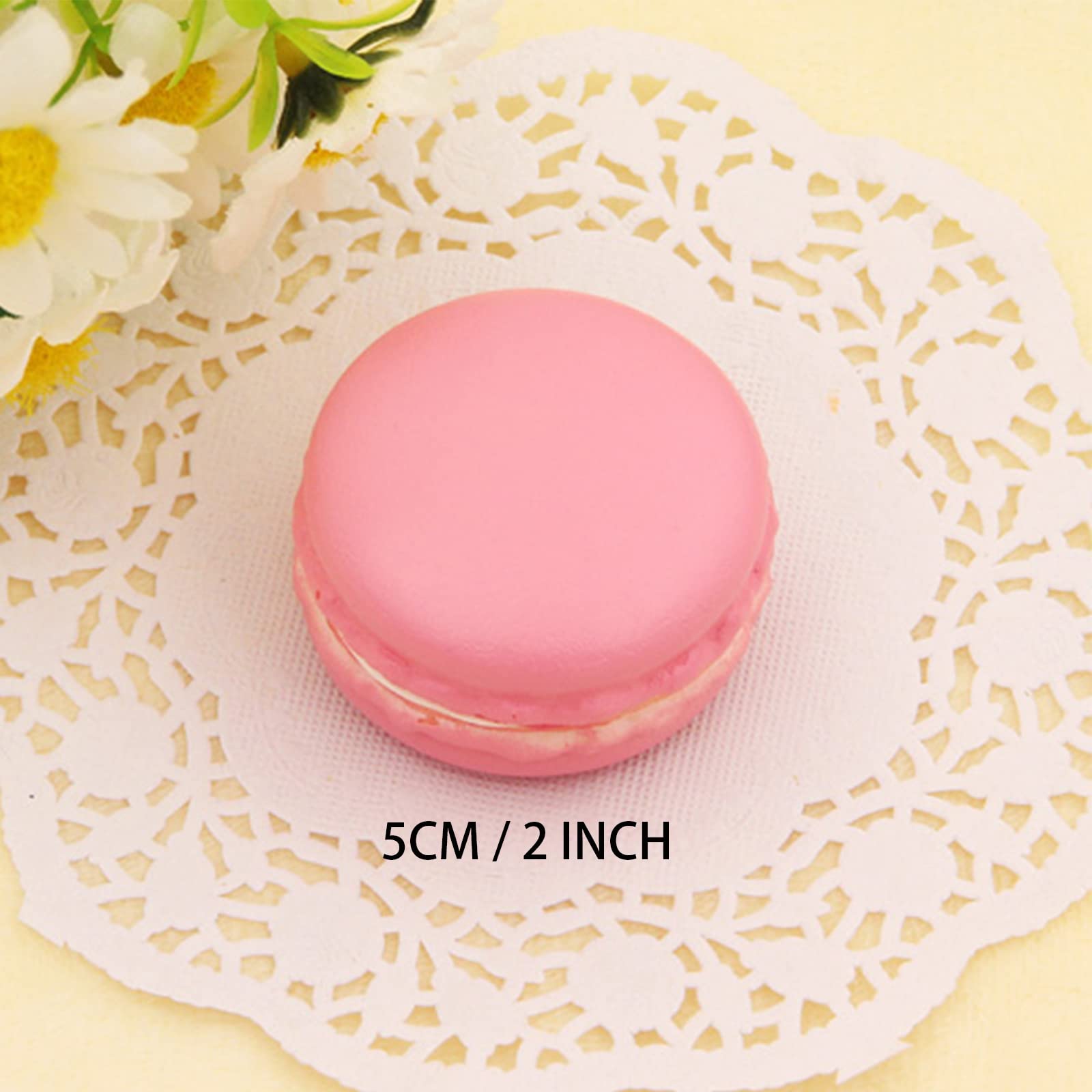 Macarons Colorés Aux Baies Sur Fond Blanc Délicieux Dessert Pâtisseries Biscuits Bonbons