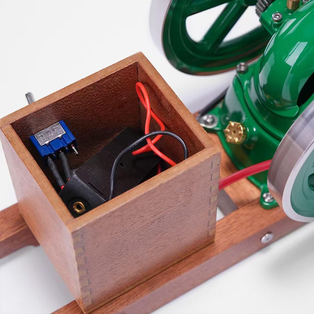 Benzinmotor-Modellbausatz, Retrol & OKMO Miniatur-Einzylinder-4-Takt-wassergekühlter horizontaler Benzinmotor mit Holzdisplayständer & Zündanlage, Retro-industrielles mechanisches Sammlerstück
