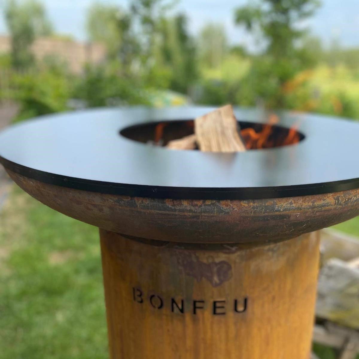 BonFeu BonBiza Röst Feuerkorb für den Garten – Feuerschale Ø80 cm – Feuerstelle aus Stahl – mit Grillrost & Plancha