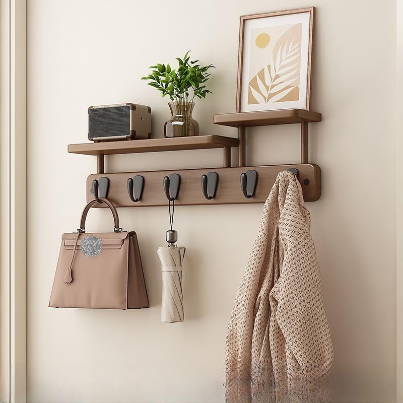 Porte-manteau mural en bois avec étagères pour une entrée chaleureuse