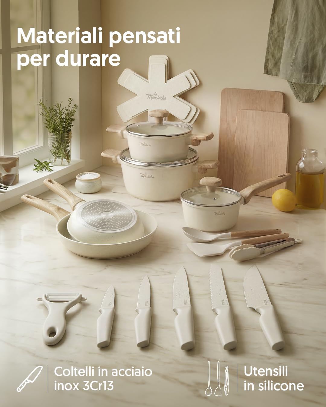 La Moustache - Batteria di Pentole Antiaderente 14 Pezzi con Accessori, Casseruole, Padelle, Coperchi in Vetro e Utensili + Set di 5 Coltelli in Acciaio Inox con Pelapatate, Effetto Marmo (Latte)